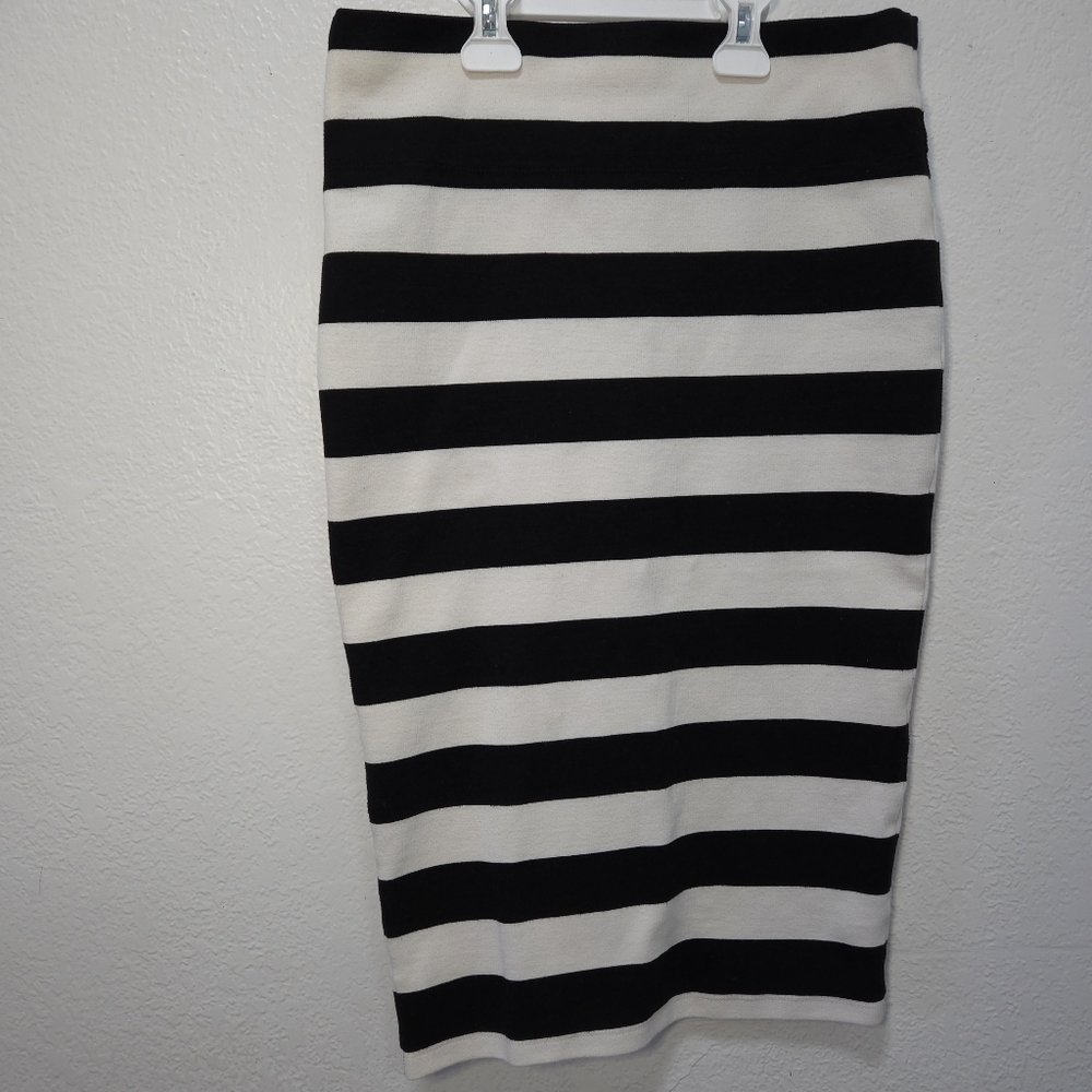 Bebe Women's Mid Length Black/ White Striped Skirt Strech Comfort Size Medium
